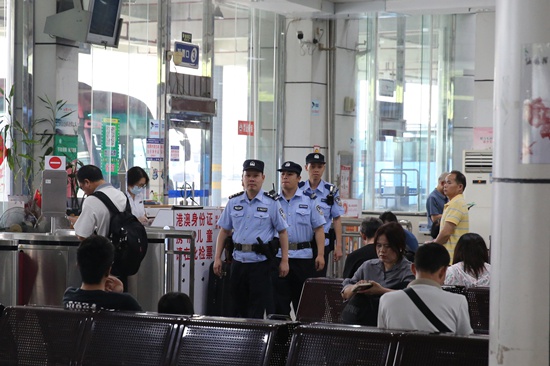 五一假期鹤山公安默默守护！藏蓝身影如何全方位保平安？  第5张