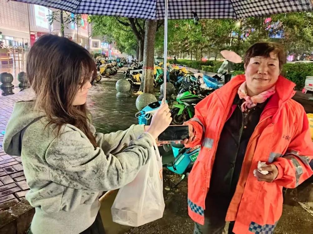 5月4日市城区这抹橙色力量有多暖？冒雨帮市民捞手机  第2张