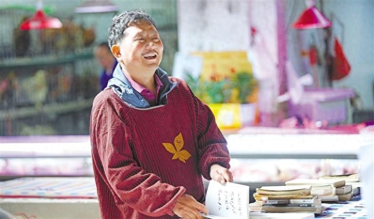 初中文化的他，每天忙里偷闲读书！是热爱还是另有隐情？