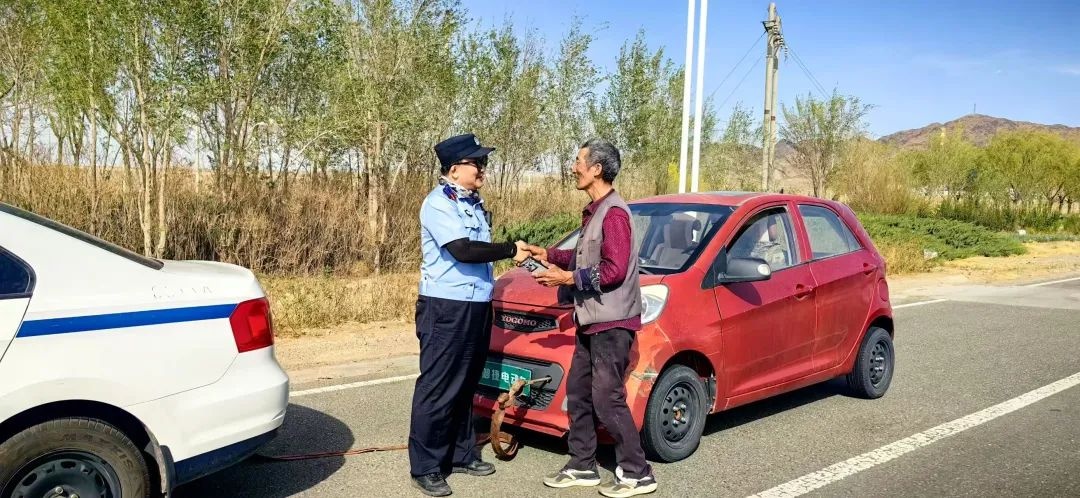 5月6日！阿拉善右旗民警辅警助老人换胎，警民情暖戈壁路？  第3张