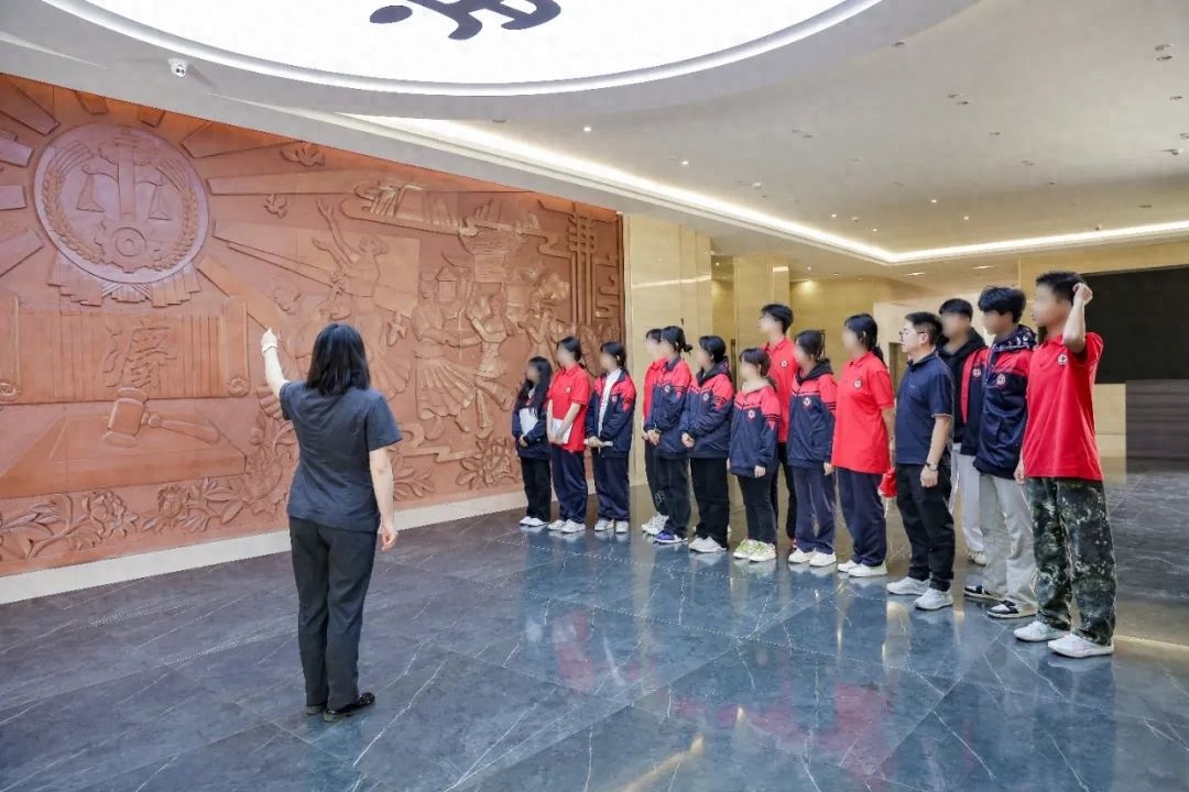 武定县法院与民族中学联合办活动，这堂法治实践课有多精彩？