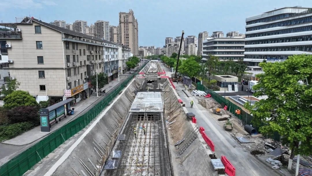 五一多数人休假，他们却坚守孝行路扩建工程岗位！为啥？