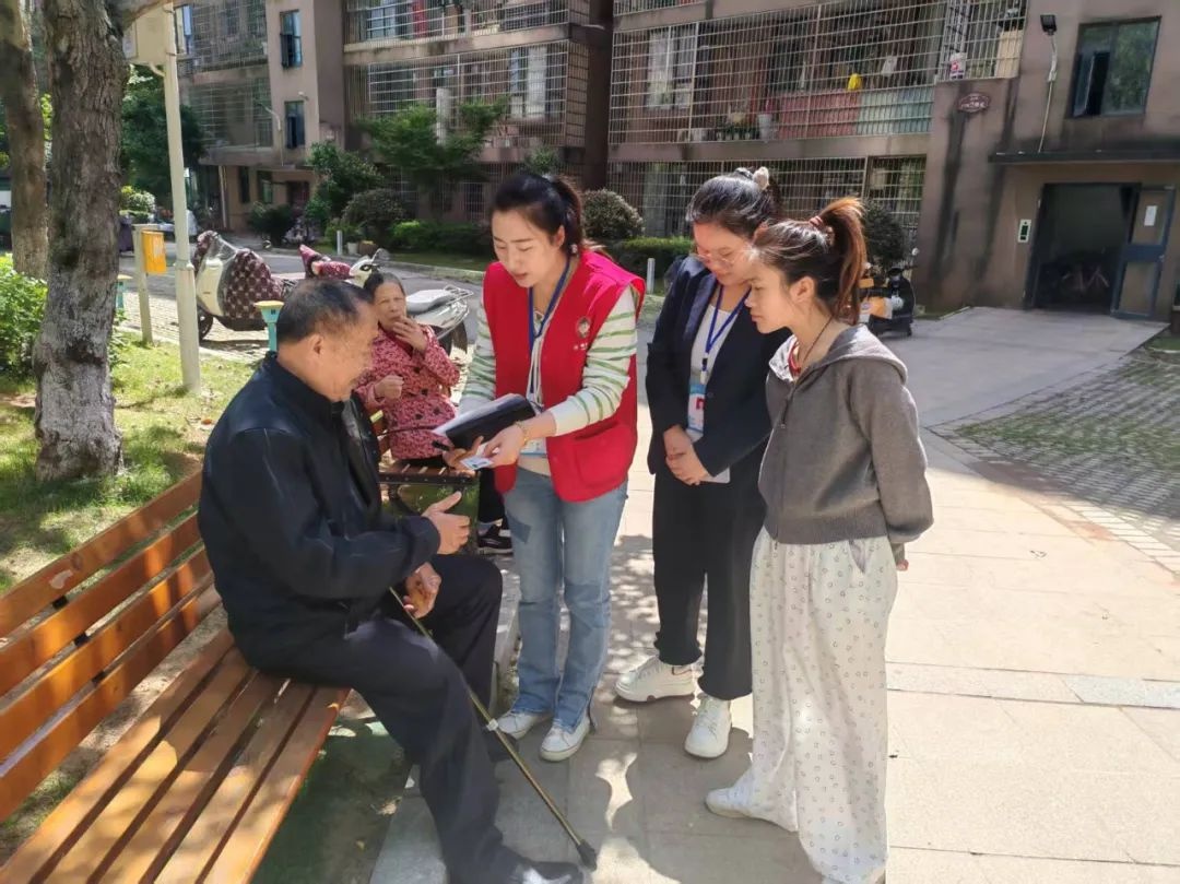 行政审批局主动上门服务？高龄老人注销难题这样破  第2张