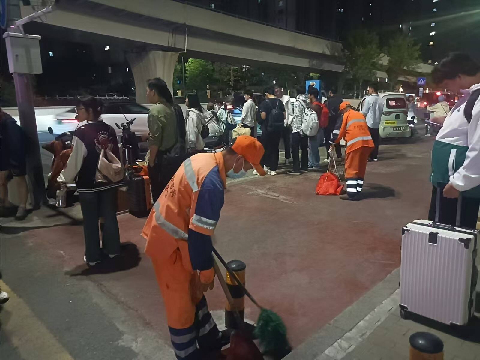 五一别人度假，张店城管人却坚守岗位？他们究竟付出了多少  第2张