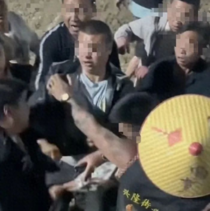 贵州高坡斗牛比赛冲突致一人受伤！传统习俗咋变味了？