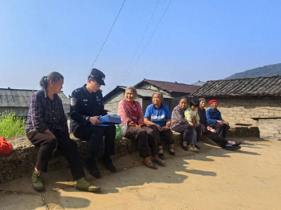 农资交易防诈谨记！芒市民警走村串巷教你识破诈骗？