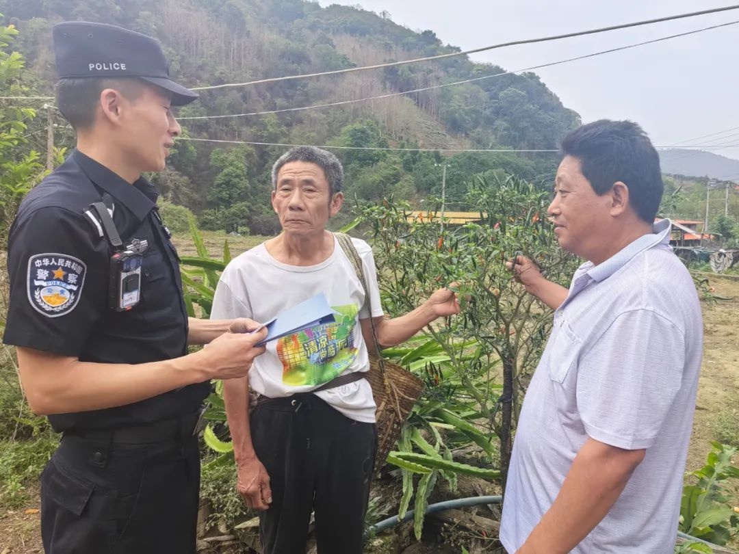 农资交易防诈谨记！芒市民警走村串巷教你识破诈骗？  第2张