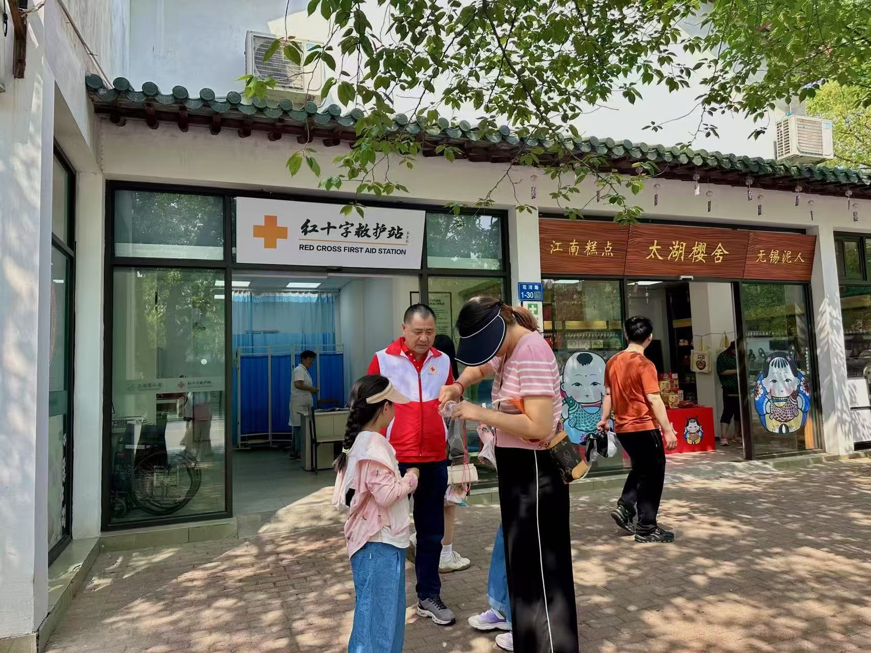 五一无锡景区客流高峰！志愿者凭啥成亮丽风景线？  第2张