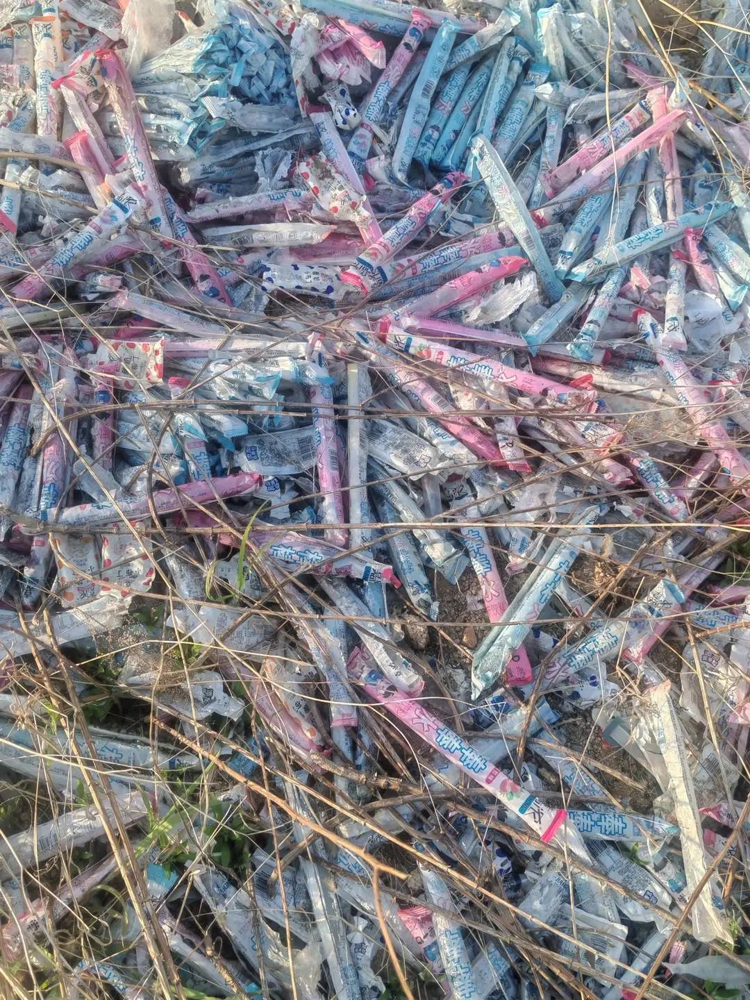 青岛女子山坡惊见大量旺旺碎冰冰！用途成谜？网友说法靠谱吗？  第3张