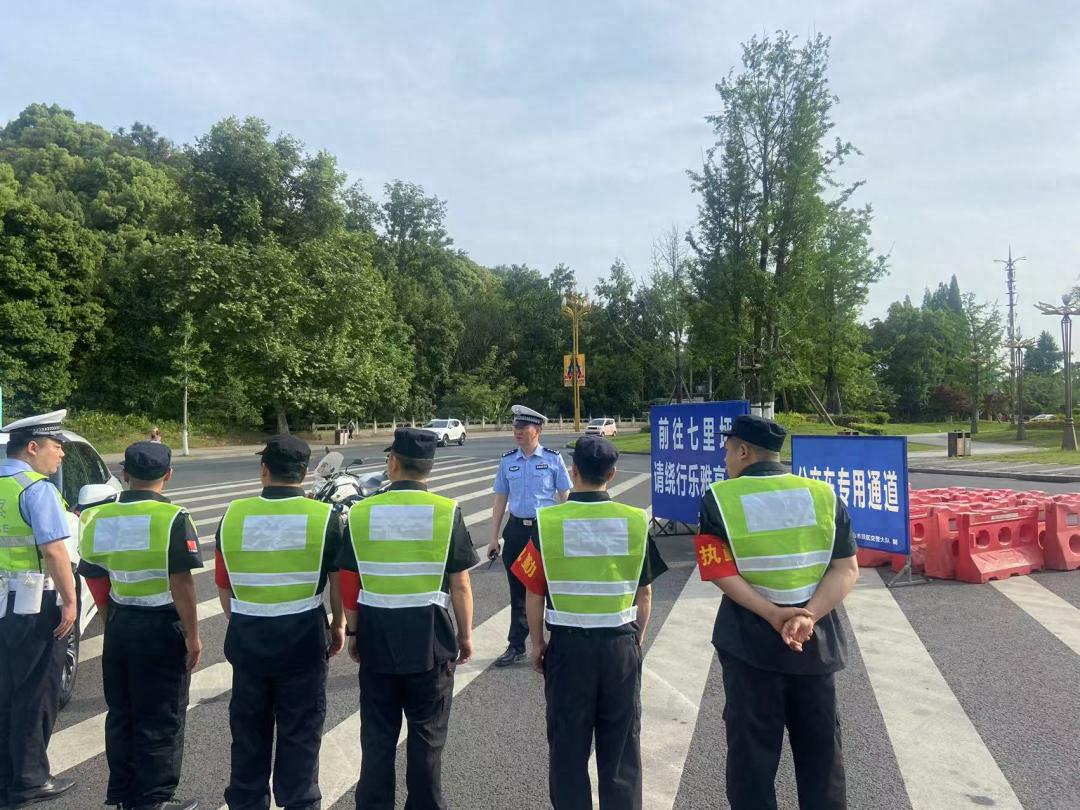 五一峨眉山景区旅游高峰，交警如何守护游客平安出行路？