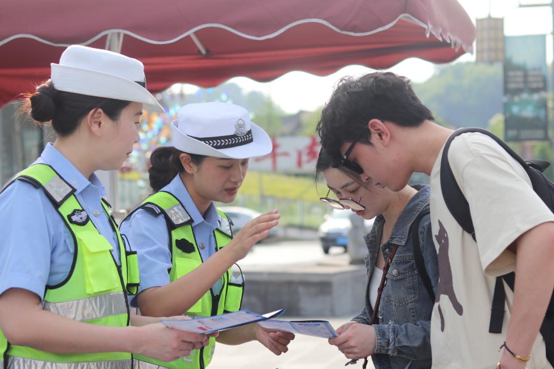 五一峨眉山景区旅游高峰，交警如何守护游客平安出行路？  第2张