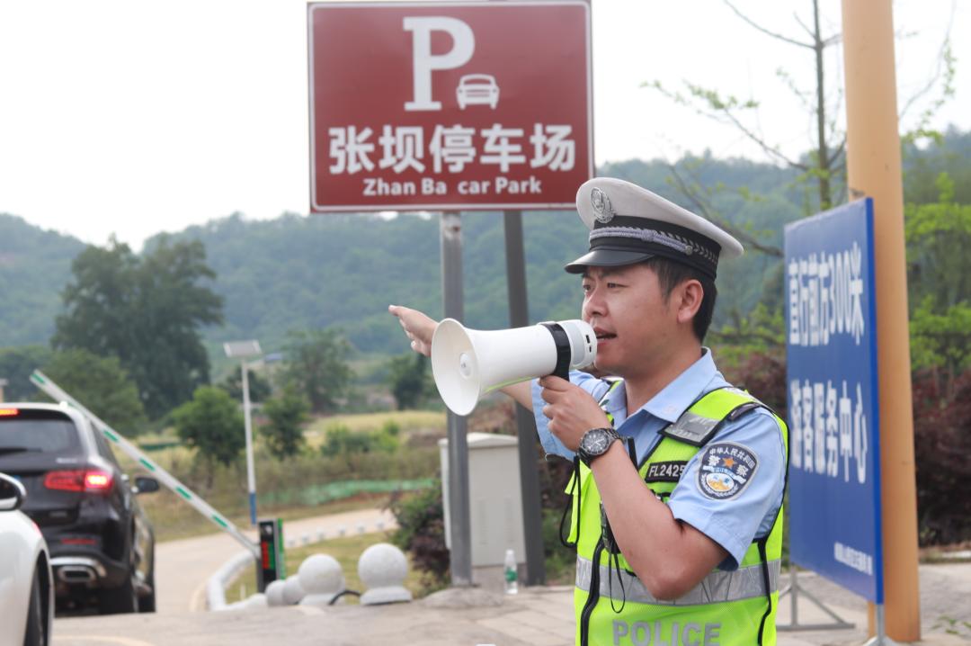 五一峨眉山景区旅游高峰，交警如何守护游客平安出行路？  第4张