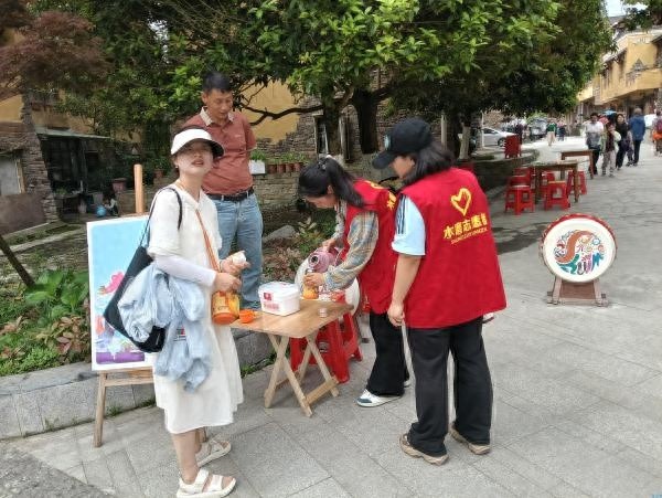 五一假期汶川县景区人头攒动，志愿红成最美流动风景？