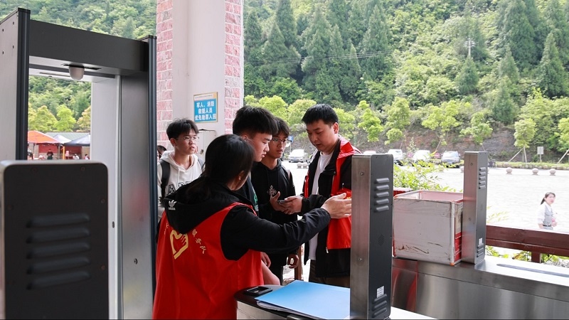 五一假期施秉县近40名志愿者活跃街头！这暖心行动你知道吗？  第3张