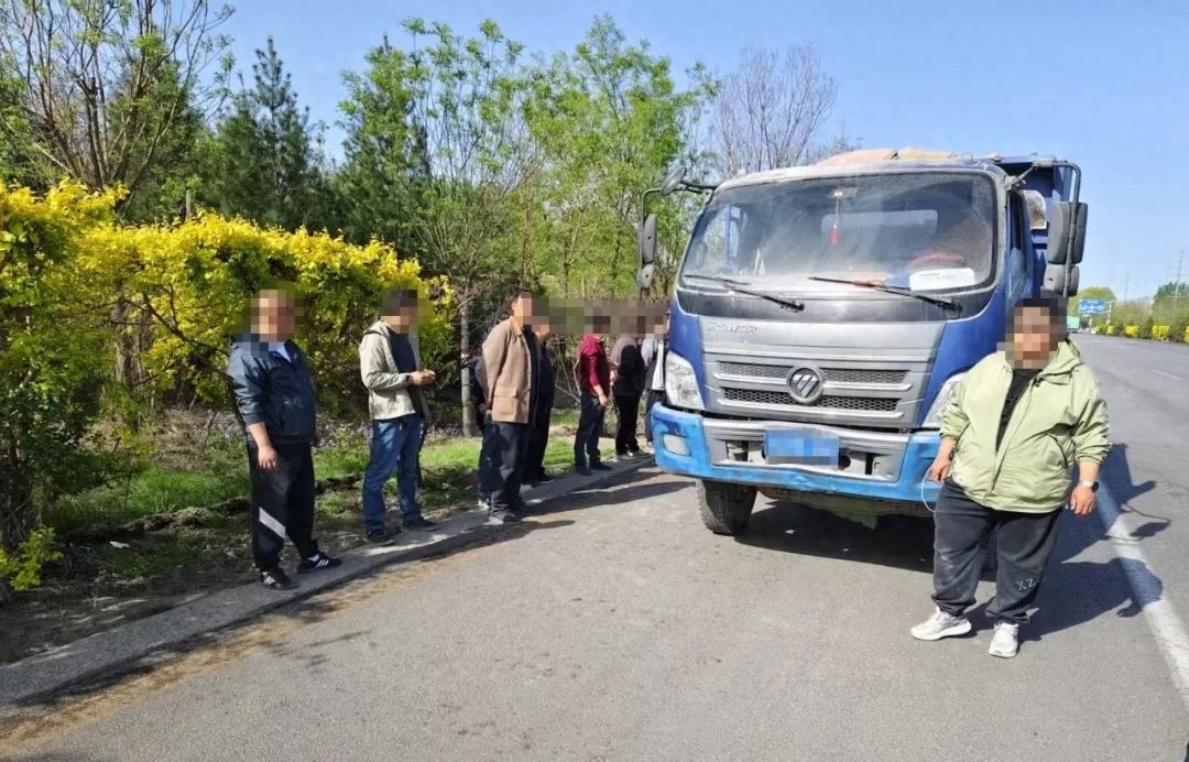 货车违法载人危害大！竟敢载12人？驾驶人被罚千元记3分