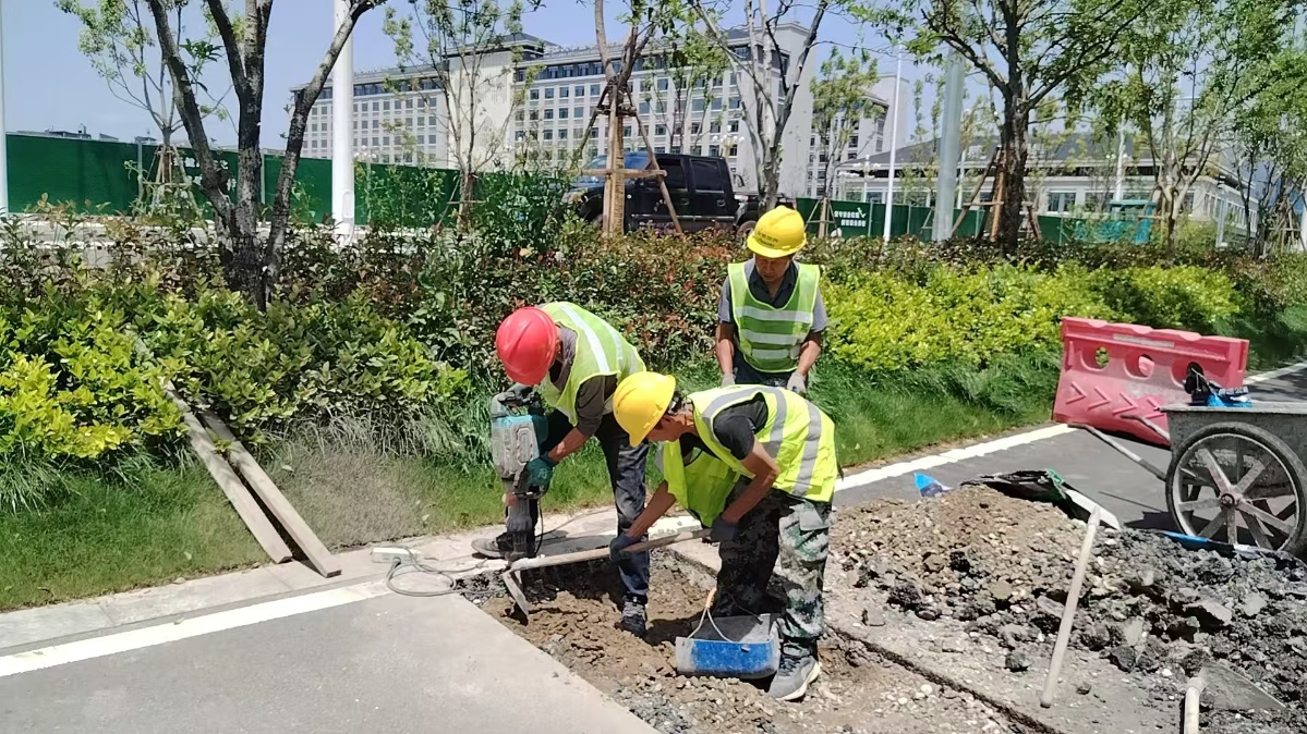 春雨时节人行道成‘隐形陷阱’？龙泉市建设局这样解决  第2张