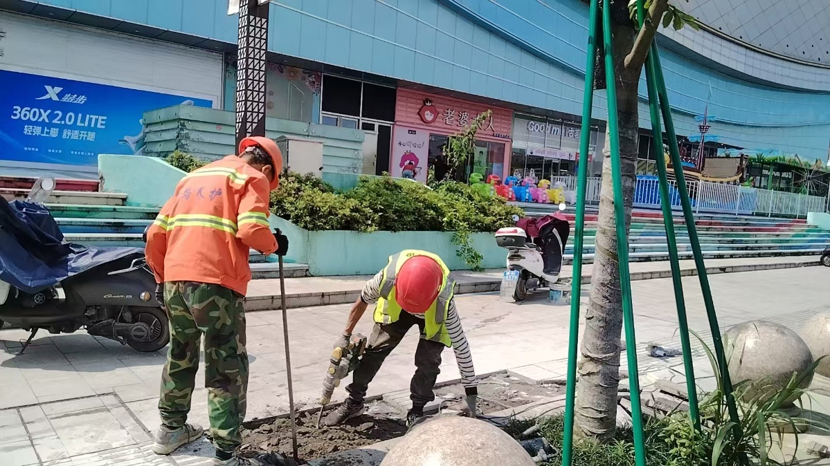 春雨时节人行道成‘隐形陷阱’？龙泉市建设局这样解决  第3张