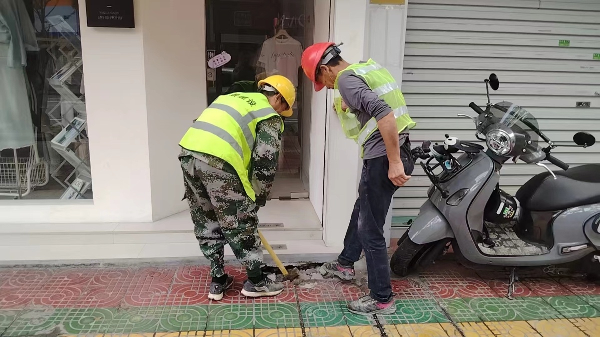 春雨时节人行道成‘隐形陷阱’？龙泉市建设局这样解决  第5张