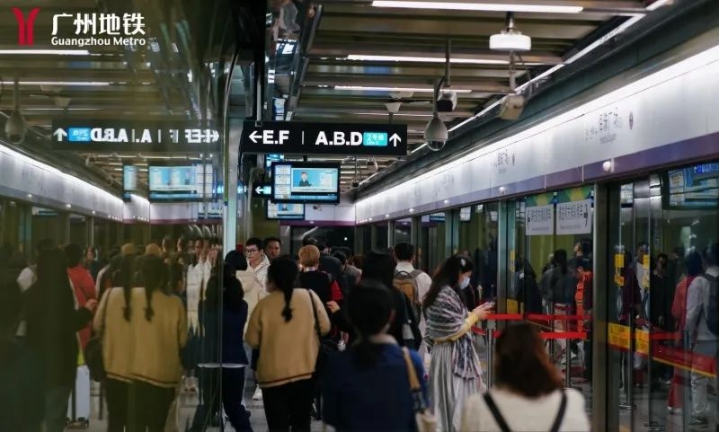 地铁抢门上车，你真的愿意为了一分钟冒险吗？  第3张