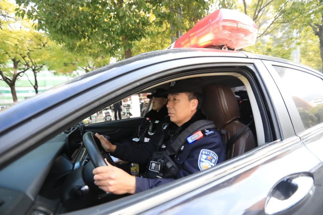 30年零投诉！昆明民警杨诚如何用1颗爱民心守护3.6平方公里？  第2张