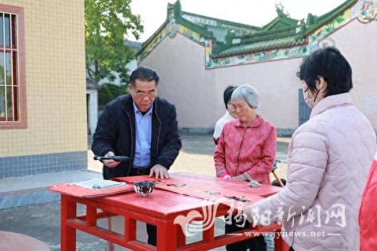书法家挥毫泼墨写春联，你准备好迎接新春的祝福了吗？  第1张