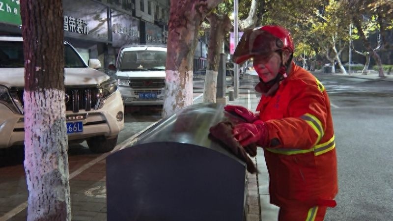 凌晨4点的城市守护者：环卫工人如何在寒冬中默默奉献？  第1张