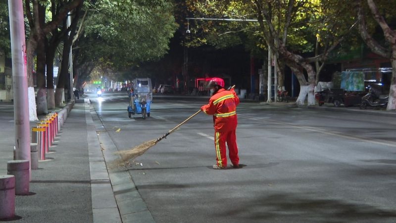 凌晨4点的城市守护者：环卫工人如何在寒冬中默默奉献？  第3张