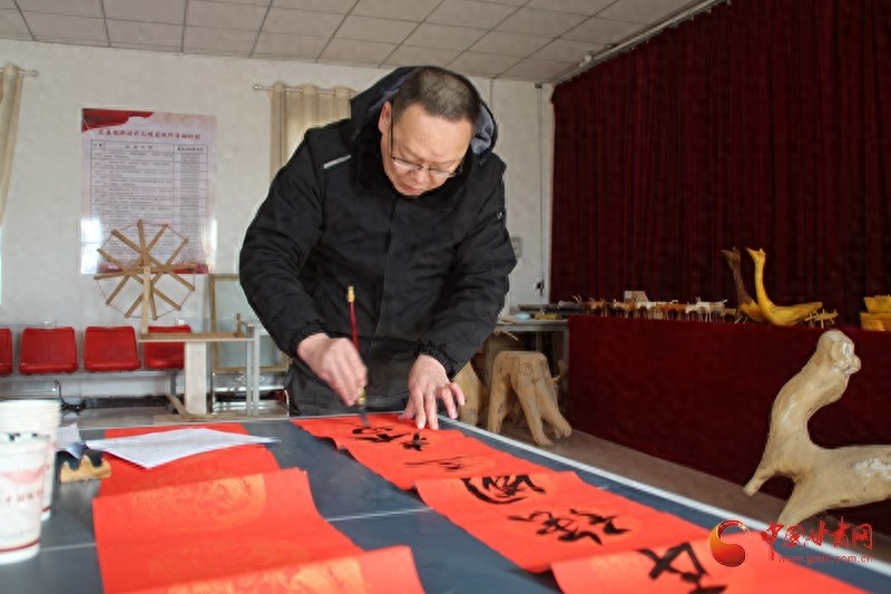 墨香四溢，春联送福！张掖市文联如何将新春祝福送到千家万户？  第1张