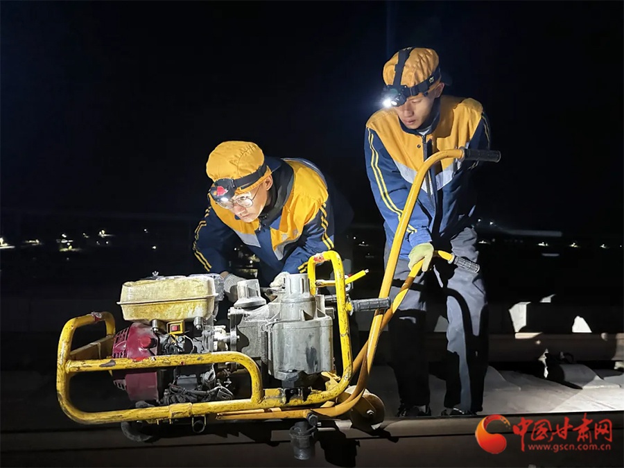 90后00后铁路青年如何守护兰新高铁？揭秘祁连山脚下的青春力量  第2张