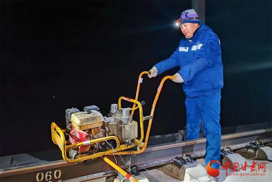 90后00后铁路青年如何守护兰新高铁？揭秘祁连山脚下的青春力量  第3张