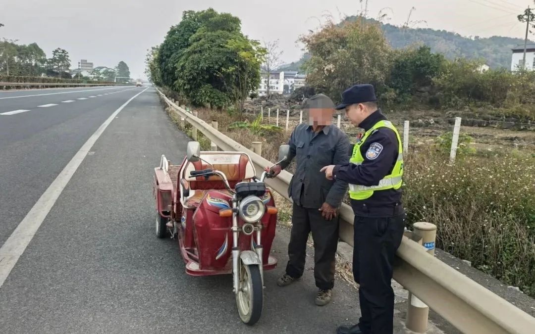 寒冬爆胎无助时，交警暖心换胎显真情！你遇到过这样的温暖瞬间吗？  第3张