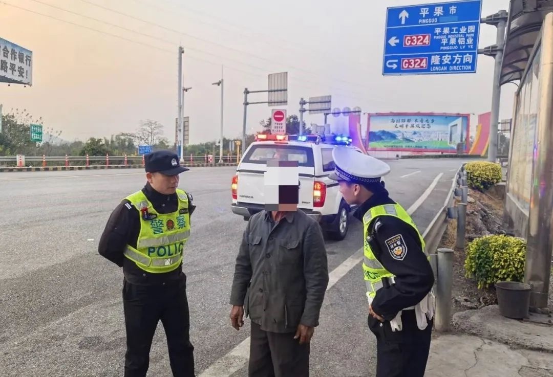 寒冬爆胎无助时，交警暖心换胎显真情！你遇到过这样的温暖瞬间吗？  第4张