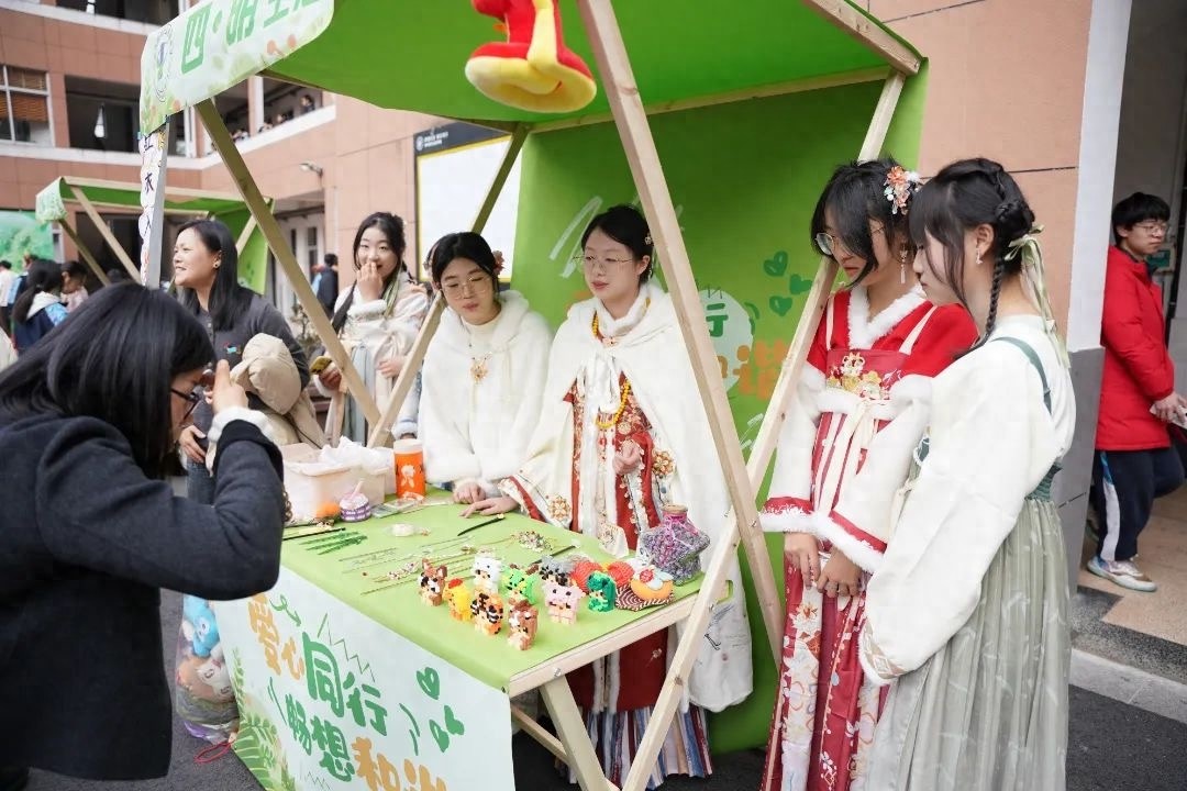 四明职高师生如何用爱心与创意，将校园变成生态集市，温暖远方小朋友的心？