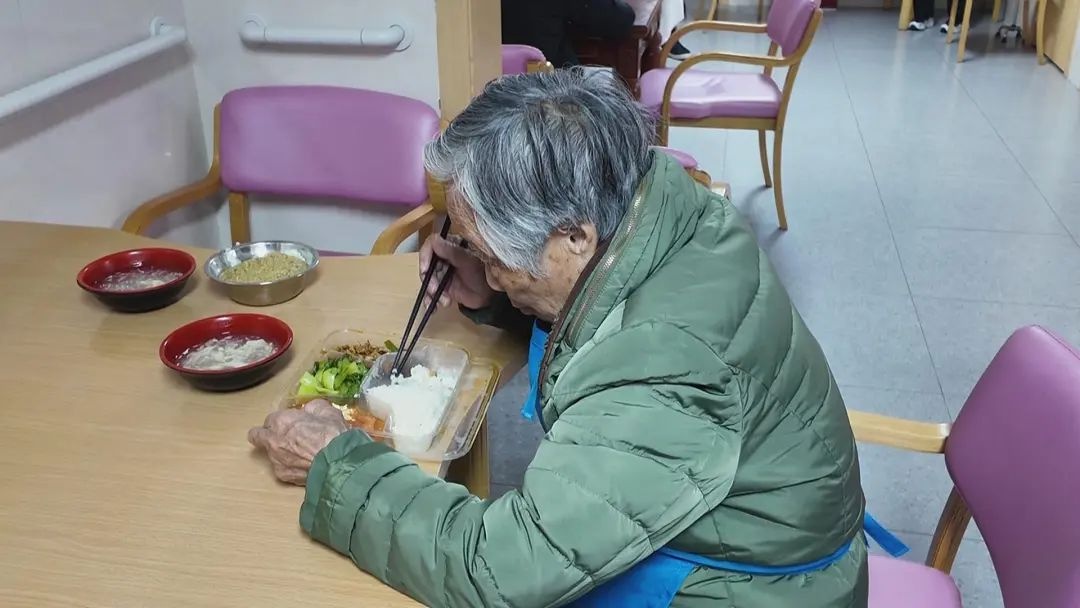 寒冬中的温暖奇迹！南京东路敬老院如何让老人们度过超强寒潮？  第4张
