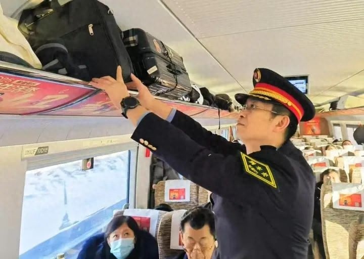 寒冬中的温暖！列车长刘琮如何让盲人旅客感动不已？