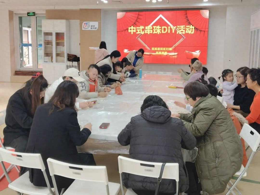寒假亲子时光：龙华街道民苑社区的中式串珠活动，你和孩子参与了吗？  第1张