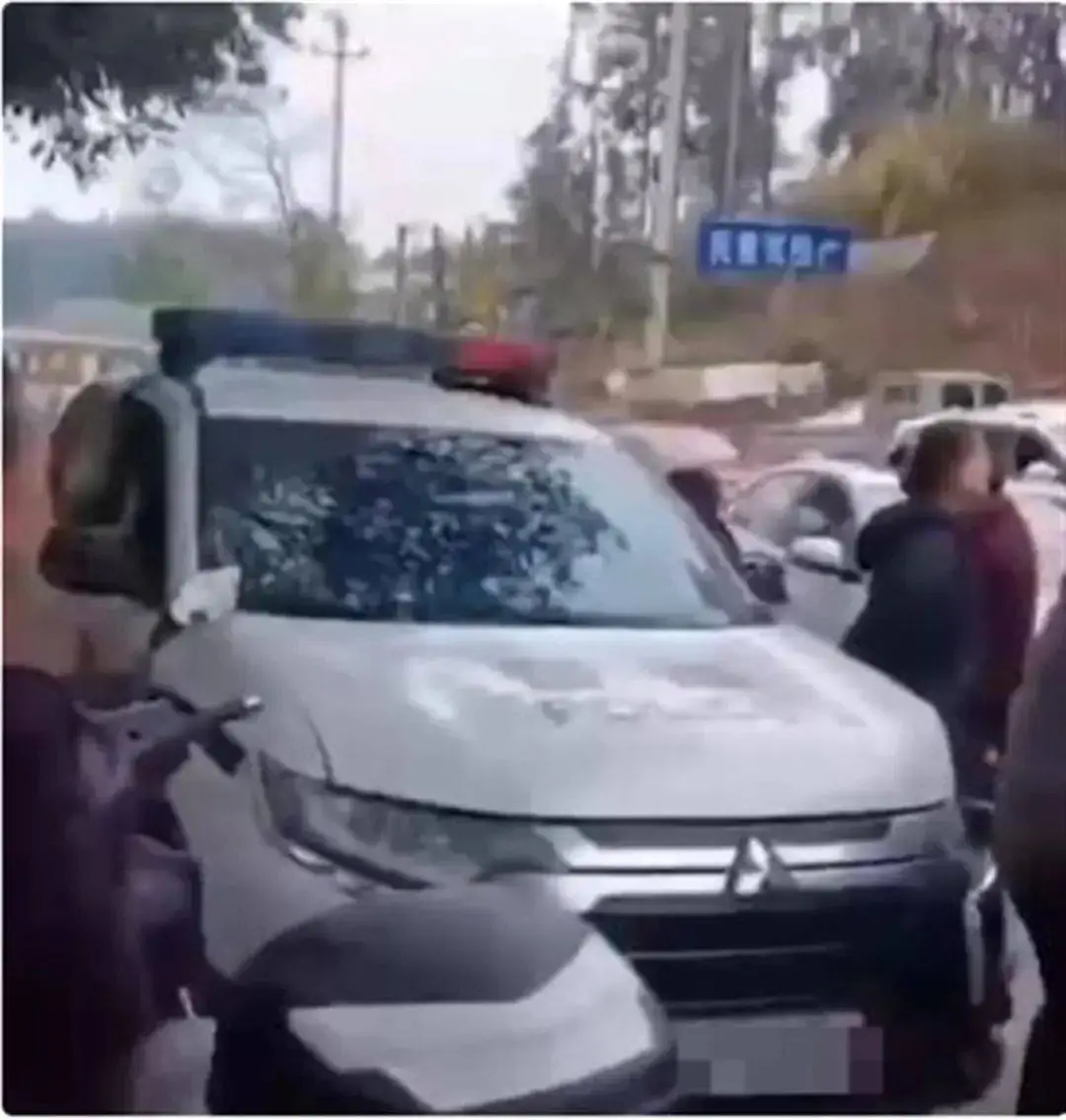 警车连环撞车后司机逃离，真相究竟如何？警方和纪委已介入调查