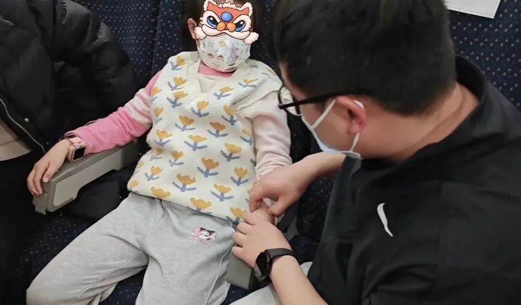 春节途中，郫都区医生高铁上连救两患儿！这是怎样的医者仁心?!  第3张