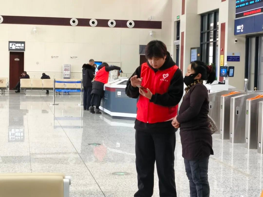 2025年春运暖冬行动，青年志愿者为何坚守岗位？他们的故事令人动容  第3张