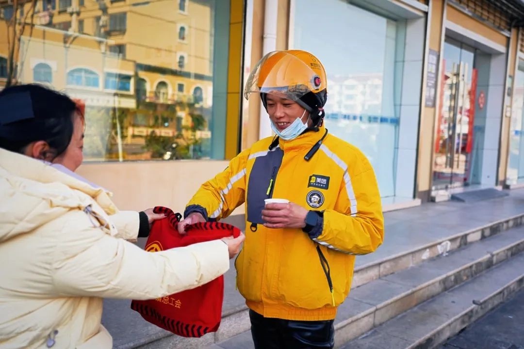 上海寒潮奉城-6℃冷到手指僵!工会暖心礼物超赞?!  第2张