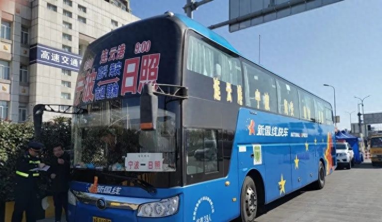青林湾大桥下惊现违规揽客大客车，执法人员如何迅速锁定并布控？  第1张