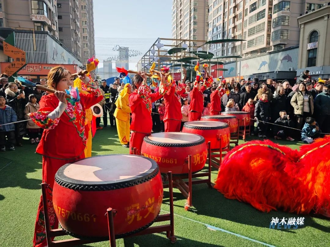 惊险刺激！高空舞狮表演为何让市民惊叹不已？快来海螺湾一探究竟  第3张