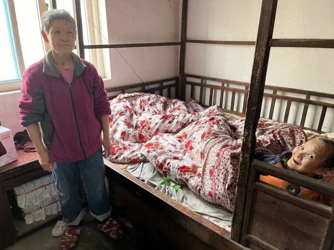 71岁老人照顾瘫痪妹妹57年，这份坚持你感动了吗？