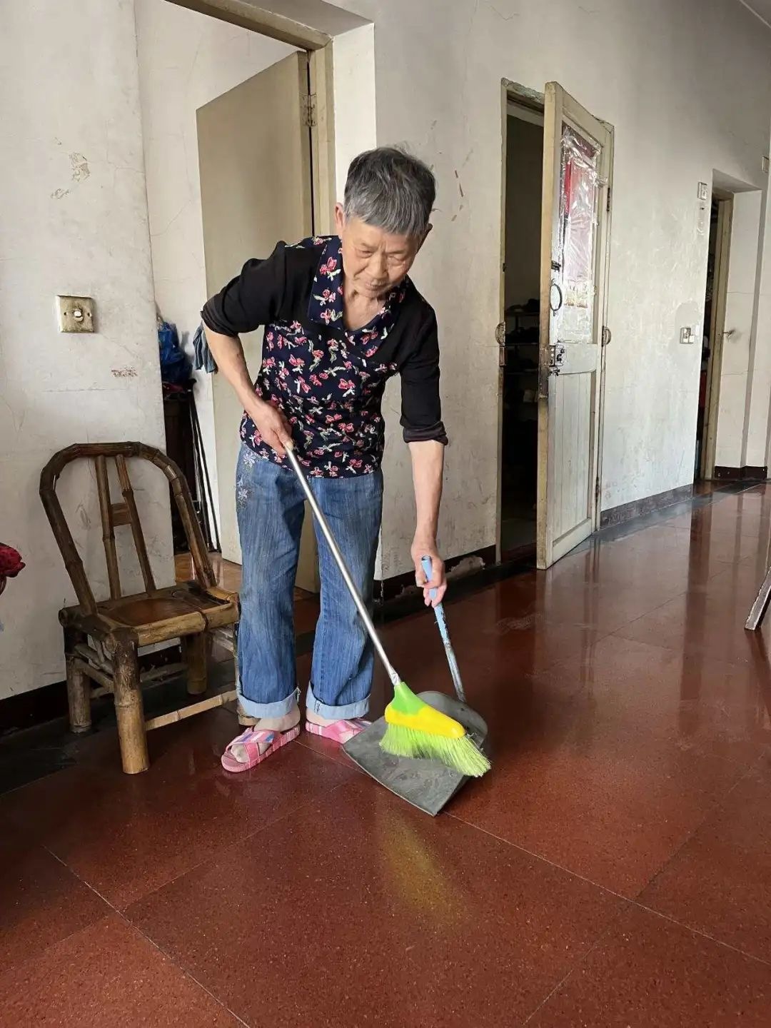71岁老人照顾瘫痪妹妹57年，这份坚持你感动了吗？  第3张