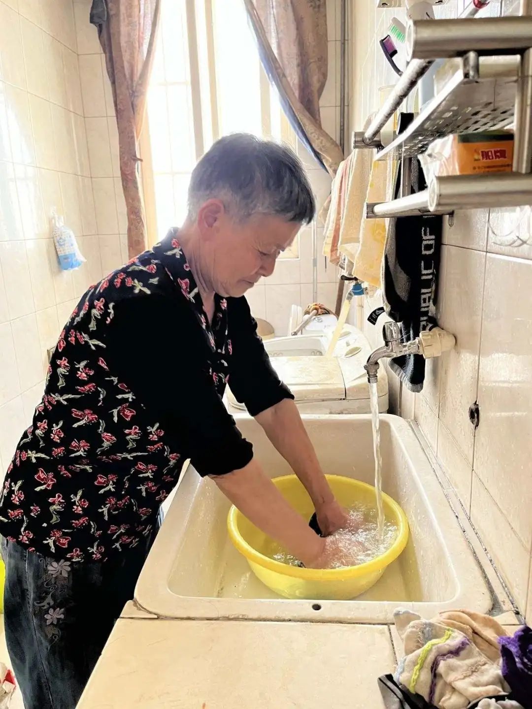 71岁老人照顾瘫痪妹妹57年，这份坚持你感动了吗？  第4张
