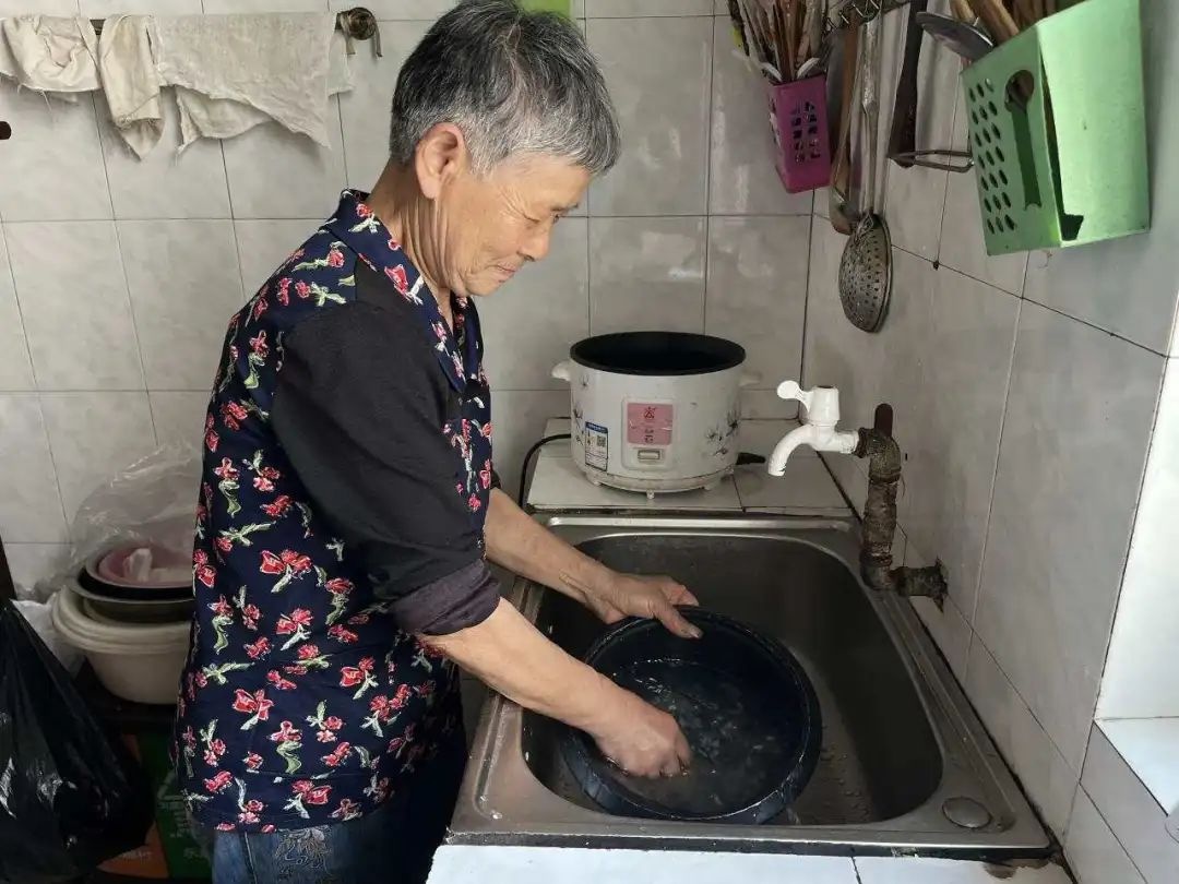 71岁老人照顾瘫痪妹妹57年，这份坚持你感动了吗？  第5张