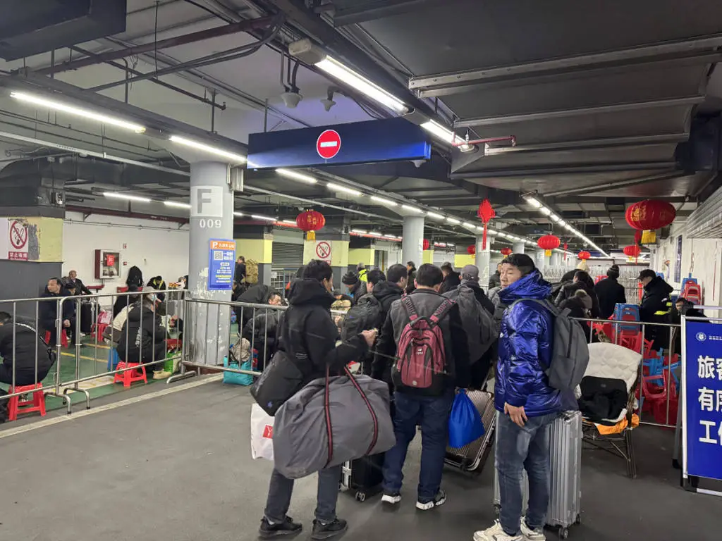 35年来最冷！上海火车站临时安置区为何让返沪旅客感受到温暖？  第2张