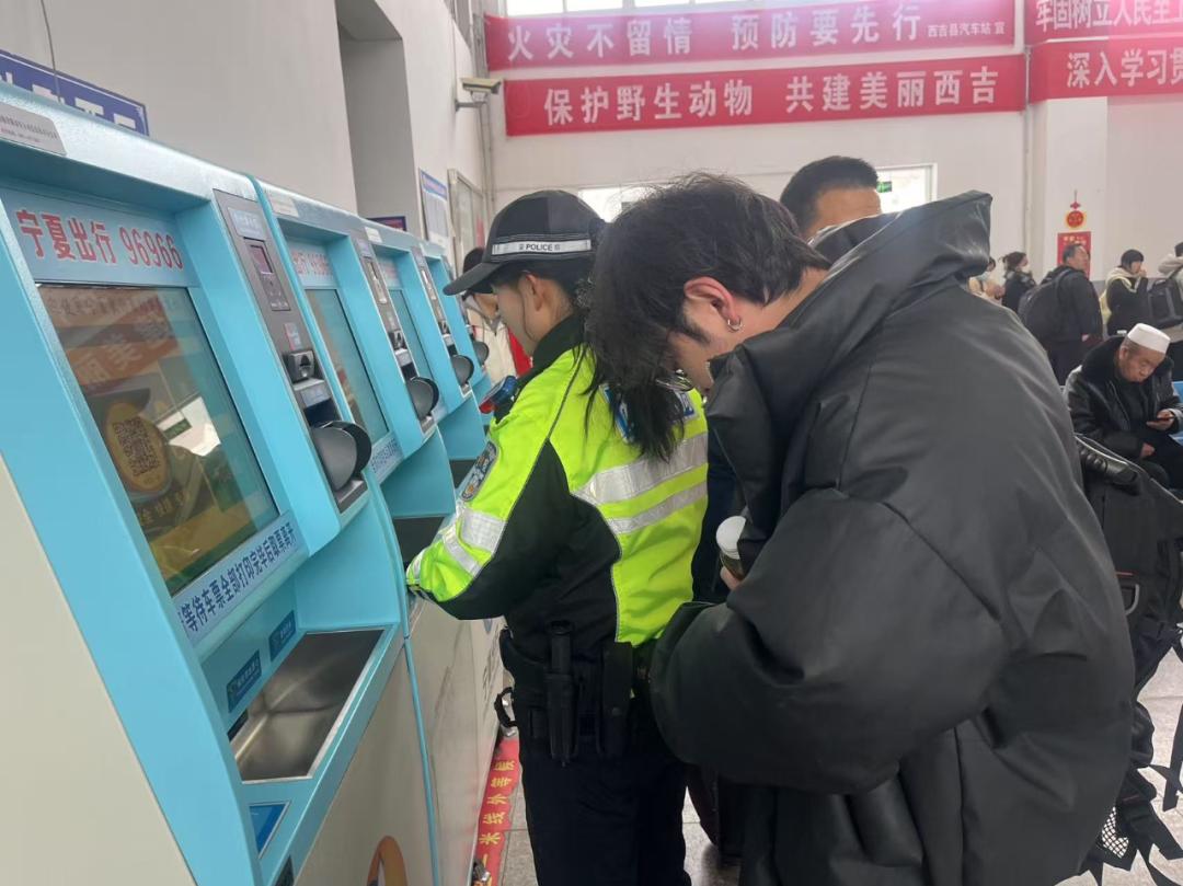 春运背后的温情守护！女骑警马瑞如何用微笑化解疲惫与无助？  第3张