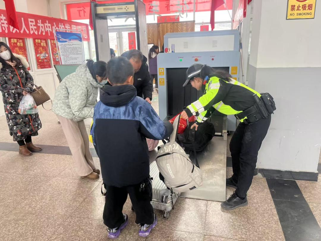 春运背后的温情守护！女骑警马瑞如何用微笑化解疲惫与无助？  第4张