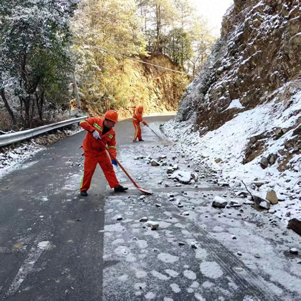 寒潮来袭!我县高山局部降雪,交通运输部门如何应对?